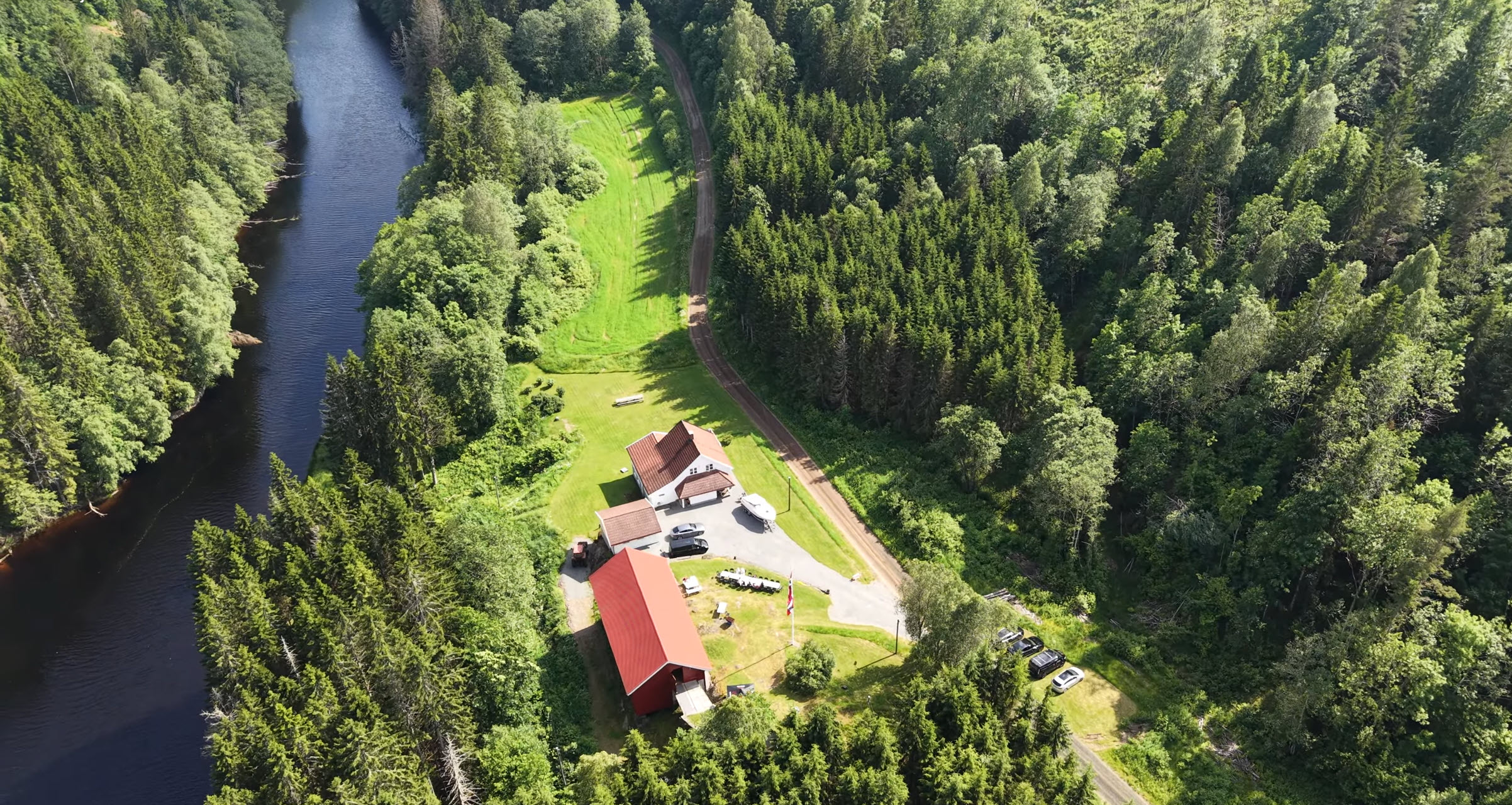Dronebilde over Nygård med tun, låve og landskapet rundt Farris