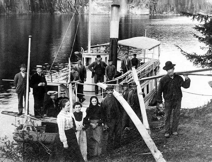 Historisk bilde av Farrisbåten ved brygge